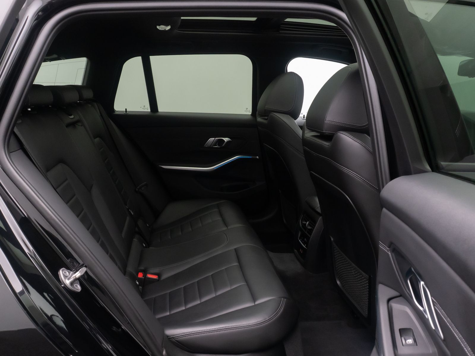 Fahrzeugabbildung BMW 330e M Sport DAB HiFi Laser HUD Panorama AHK 19"