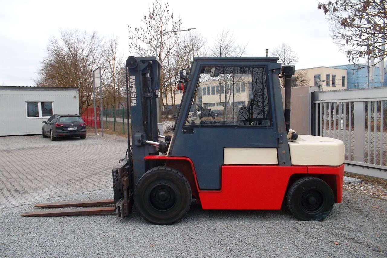 Nissan 4.5to Hubkraft + Kabine+Zinkenverstellung