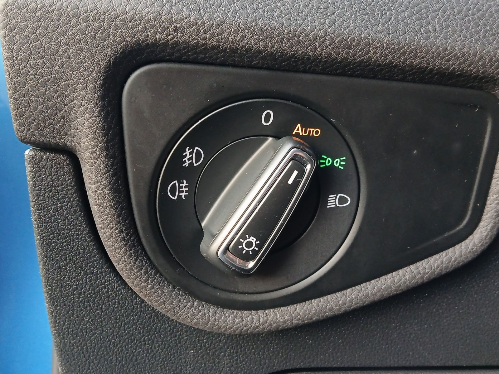 Fahrzeugabbildung Volkswagen Touran TSI Sound DSG LED AHK Navi ACC PDC SH
