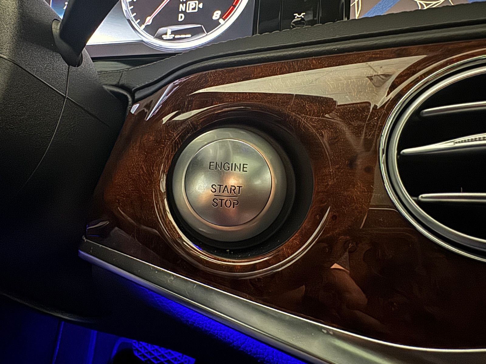Fahrzeugabbildung Mercedes-Benz S 500 4MATIC LANG PANORAMA BURMESTER 4XSITZKLIMA