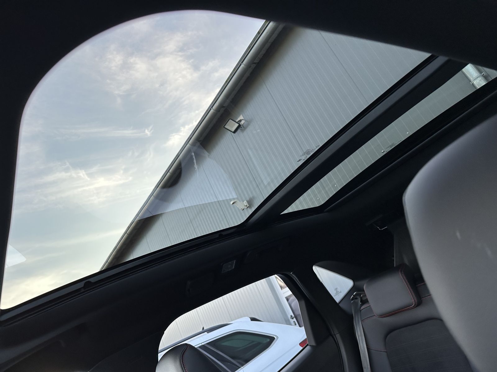 Fahrzeugabbildung Ford Kuga ST-Line X NAV+LED+PANO+AHK+20ZO+ACC+KAMERA