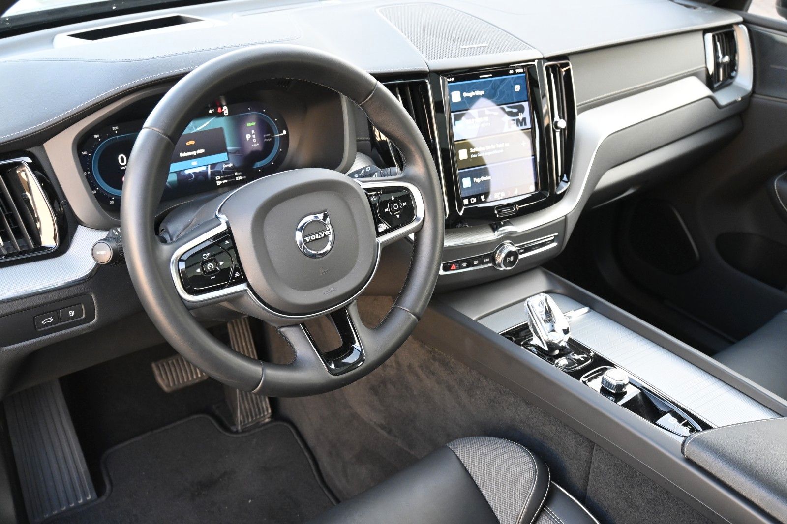 Fahrzeugabbildung Volvo XC60 T8 Ultimate Dark AWD*AHK*360°*PANO*