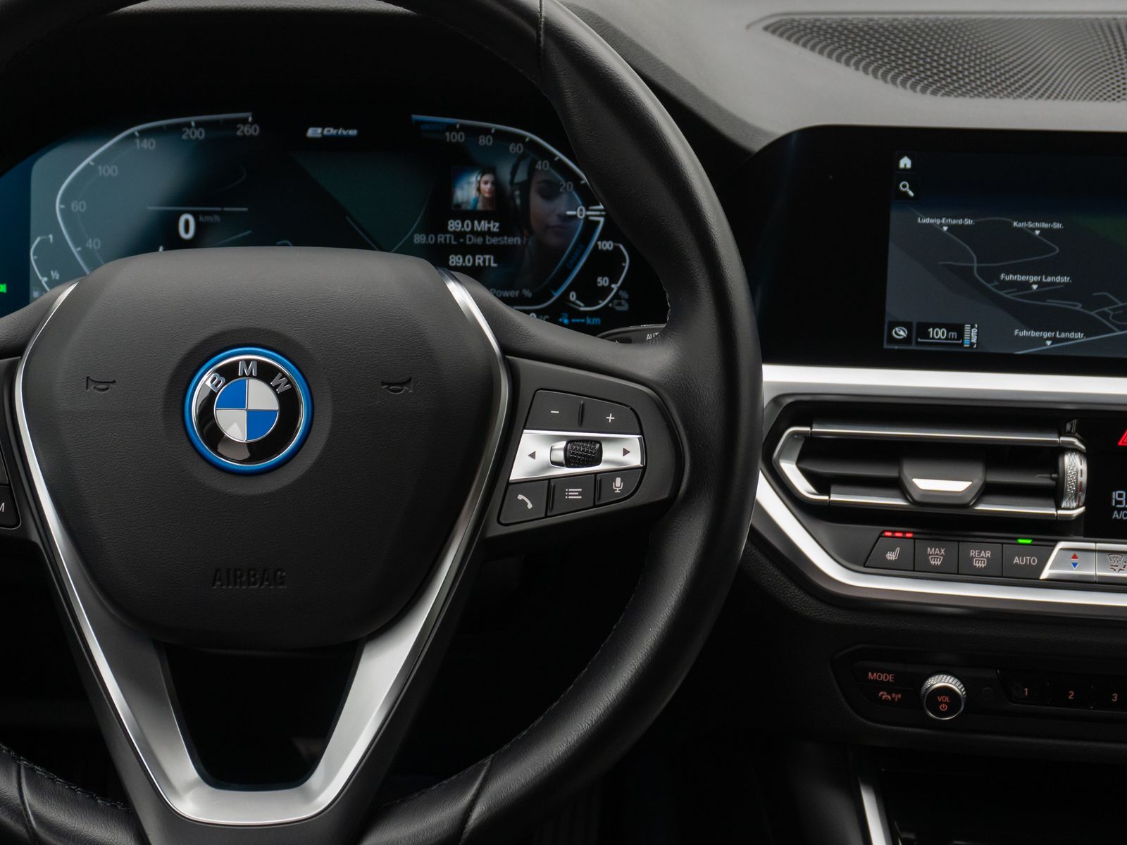 Fahrzeugabbildung BMW 330e Sport Line DAB HiFi WLAN Stop&Go PDC Alarm