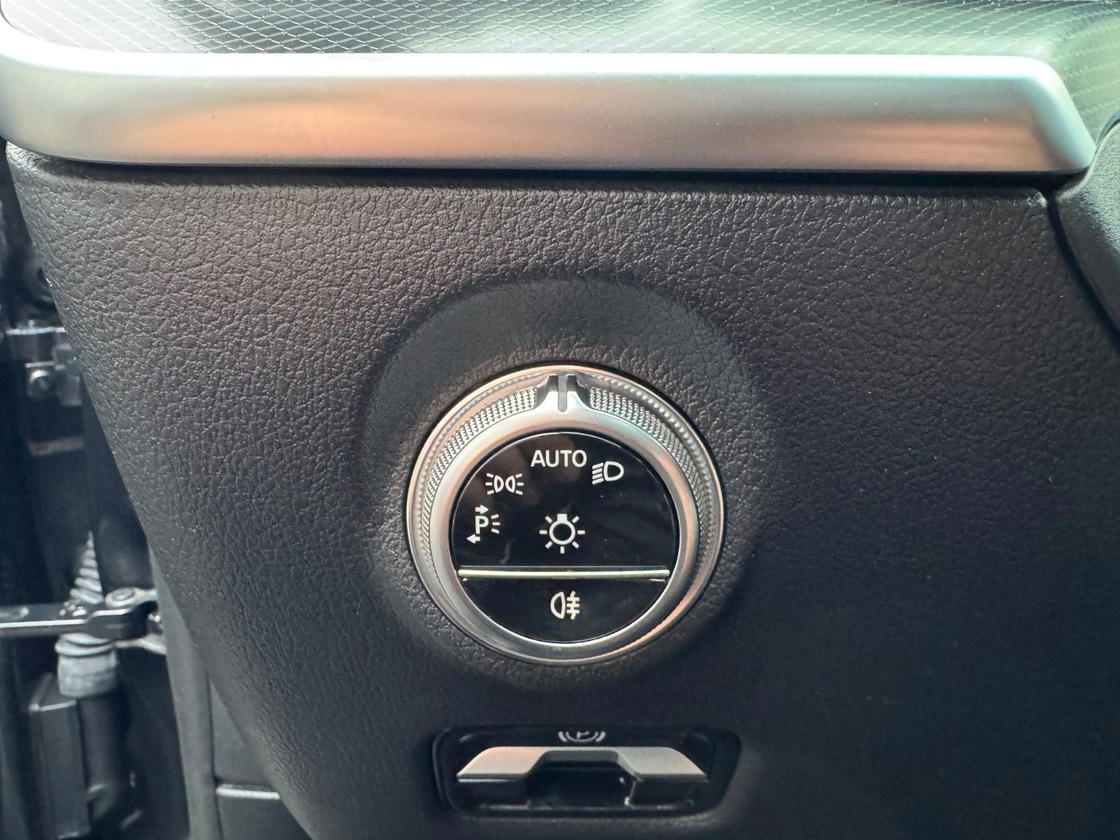 Fahrzeugabbildung Mercedes-Benz C 300d AMG+AHK+RFK+Ambiente+Night+SportfahrW