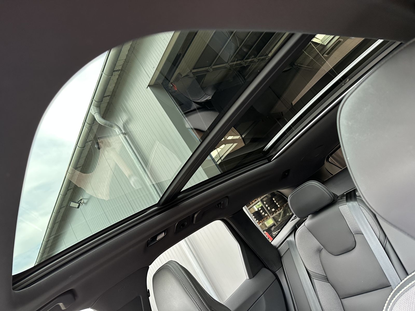 Fahrzeugabbildung Volvo XC60 B4 D AWD Plus Dark NAV+LED+PANORAMA+AHK+H&K