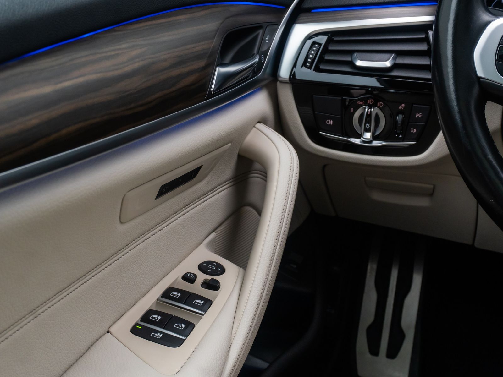Fahrzeugabbildung BMW 530d M Sport Laser 4xKlima Panorama DAB HUD 19"