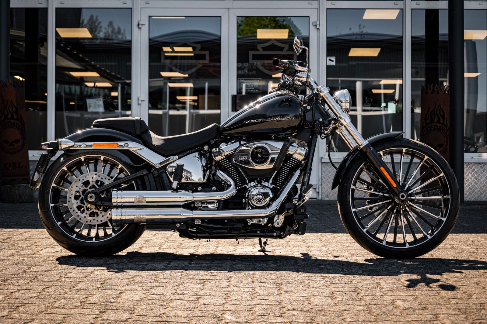 Fahrzeugabbildung Harley-Davidson BREAKOUT FXBR 117 ci - Jekill & Hyde