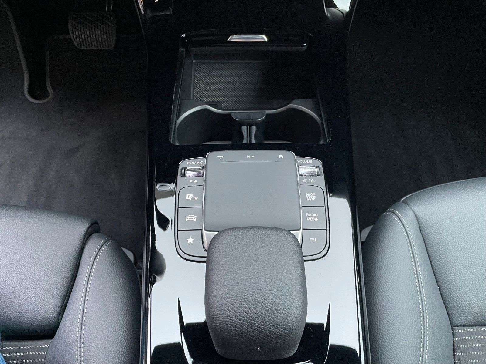 Fahrzeugabbildung Mercedes-Benz A 200 d Progressive AHK+MBUX+R-Kamera+Distr