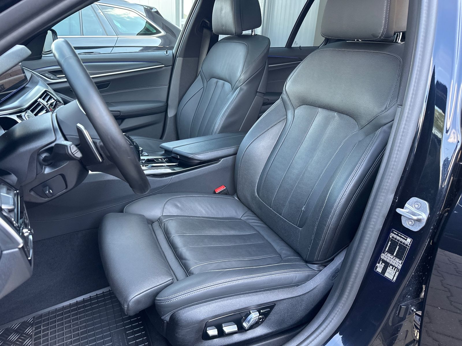 Fahrzeugabbildung BMW 520d Touring M-Sport NAV+LED+PANO+AHK+STHZG