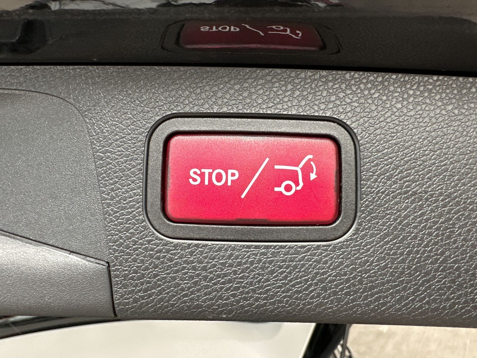 Fahrzeugabbildung Mercedes-Benz E 300de T AMG-Line NAV+LED+AHK+KAMERA+HEAD-UP+PP