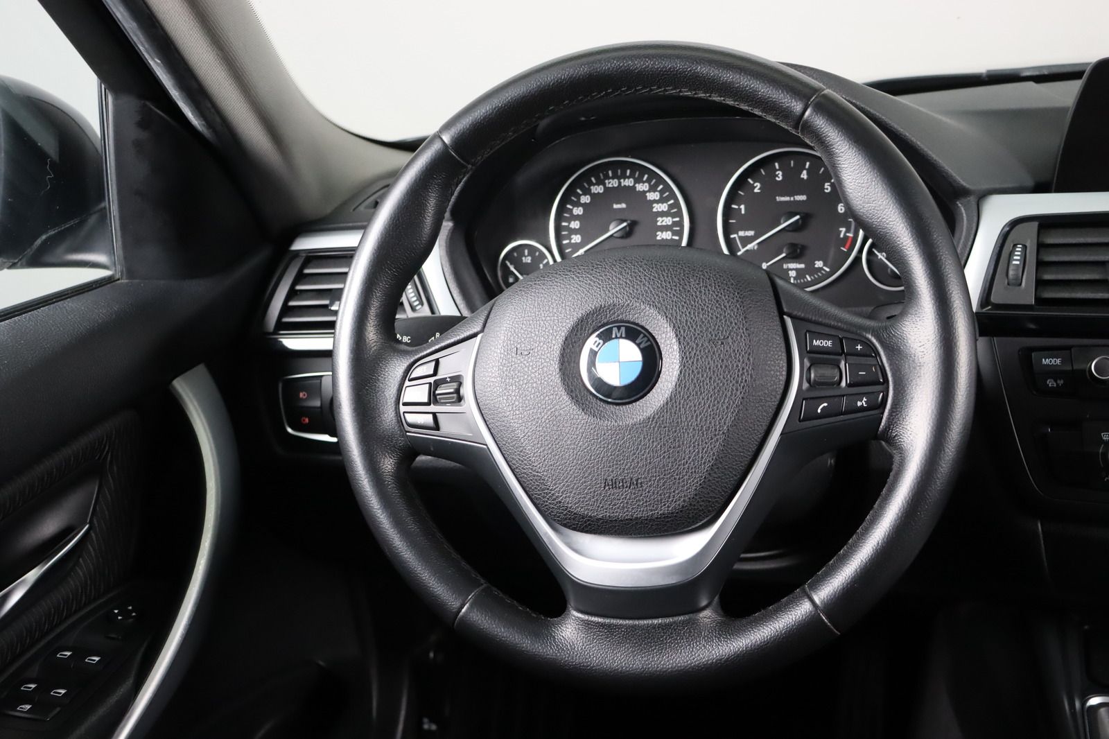 Fahrzeugabbildung BMW 320 i * AHK * Navi * SD