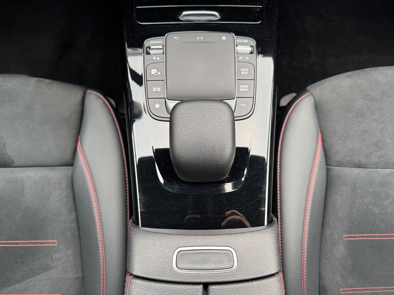 Fahrzeugabbildung Mercedes-Benz A 200 AMG 19"+Ambiente+R-Kamera+Pano+LED+MBUX