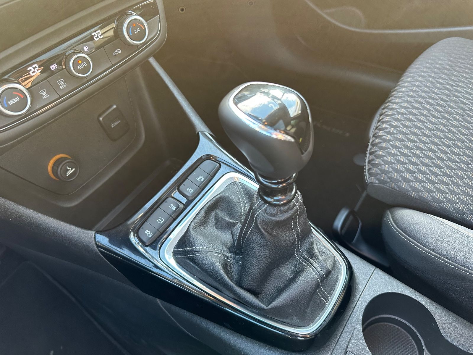 Fahrzeugabbildung Opel Crossland 1.6 D Edition AHK/Pano/LED/Keyless/GRA