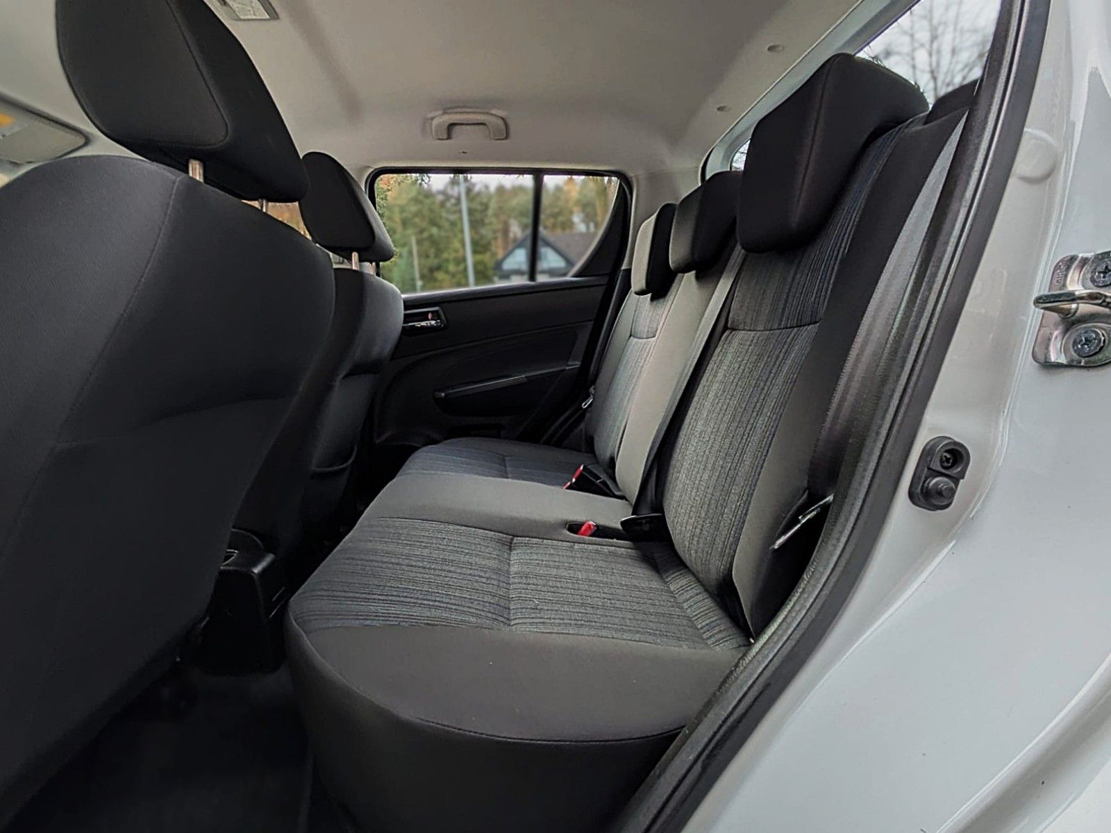 Fahrzeugabbildung Suzuki Swift 1.2 KLIMA TEMPOMAT ALLWETTER AHK ALU