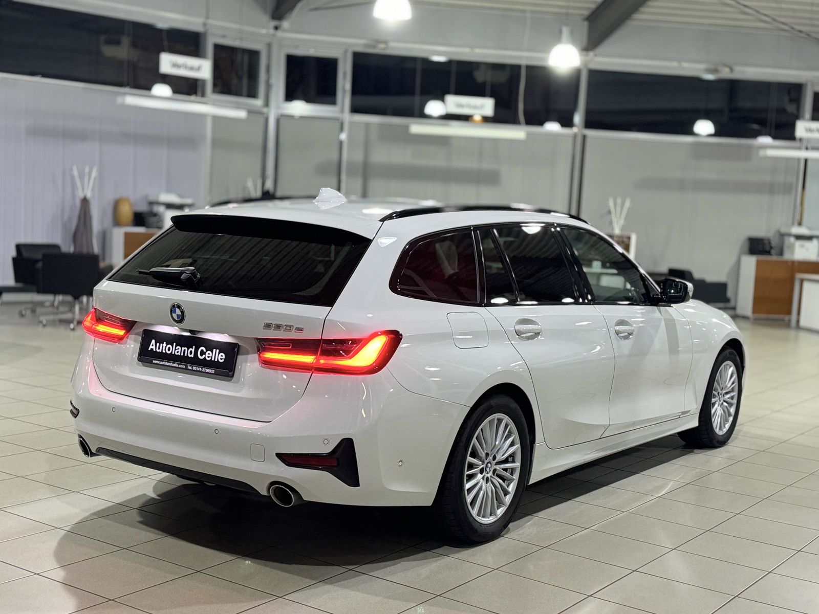 Fahrzeugabbildung BMW 330e Sport Line Panorama Laser Kamera HUD HiFi