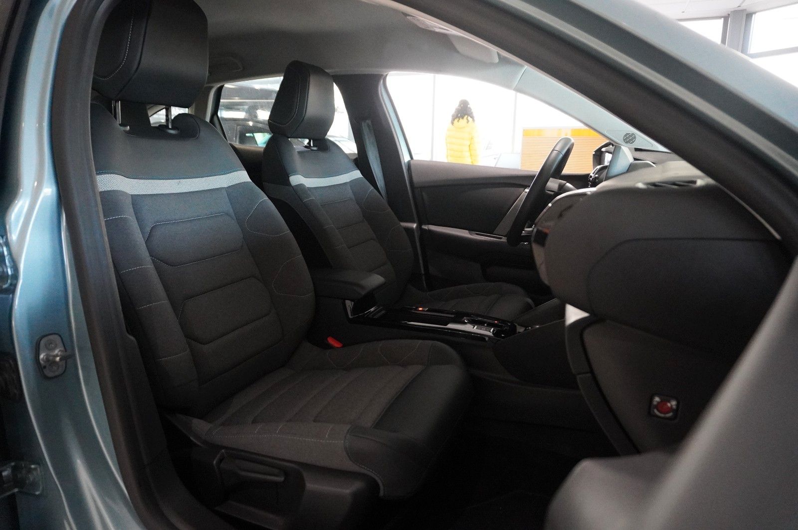 Fahrzeugabbildung Citroën C4 Lim. 1.2T PLUS NAVI/LED/KAMERA/SPORT /VIRTU.