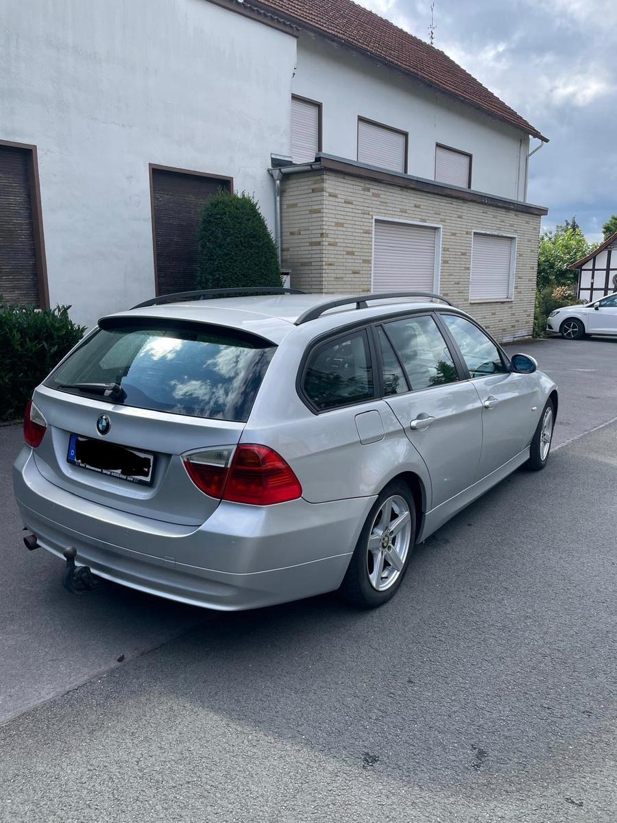 BMW 318 2006 — rear view