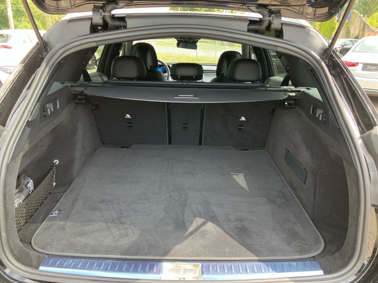 Fahrzeugabbildung Mercedes-Benz E 200 T AMG+AHK+DISTRONIC+KEYLESS+CARPLAY+TOTWIN