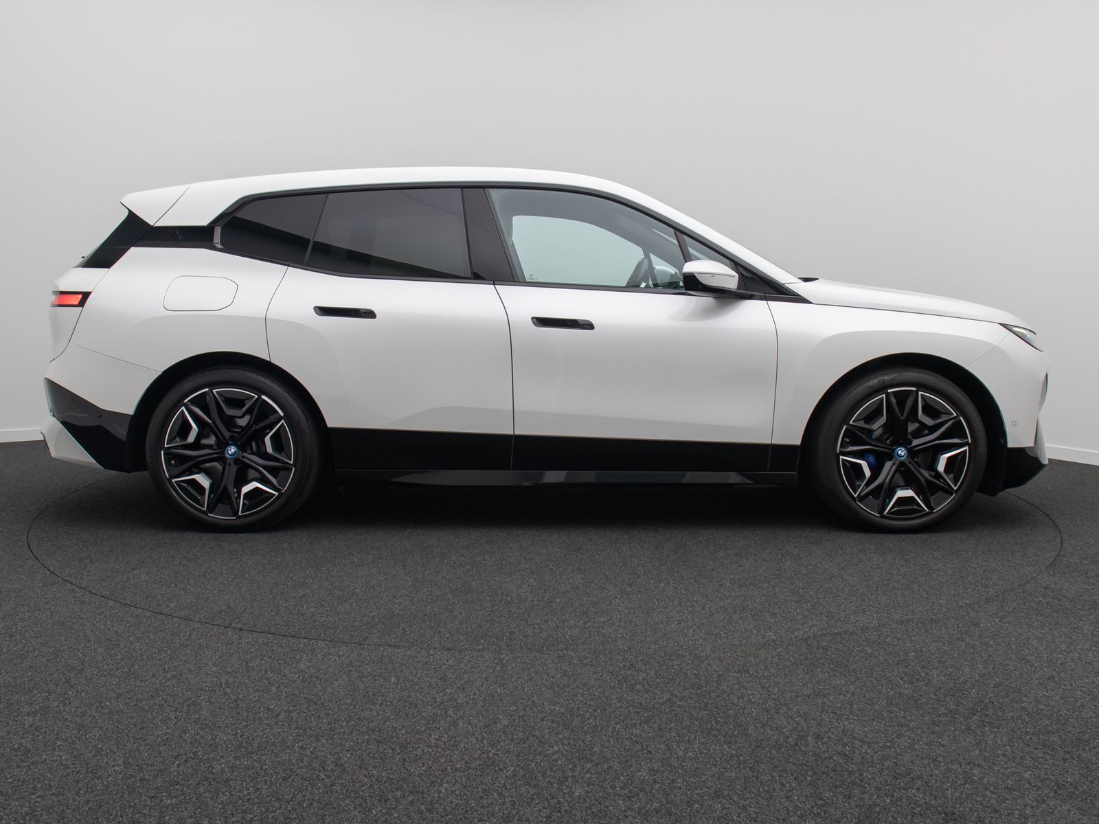 Fahrzeugabbildung BMW iX xD40 Sport 360&deg;SkyLounge DAB Laser H/K 22Zoll