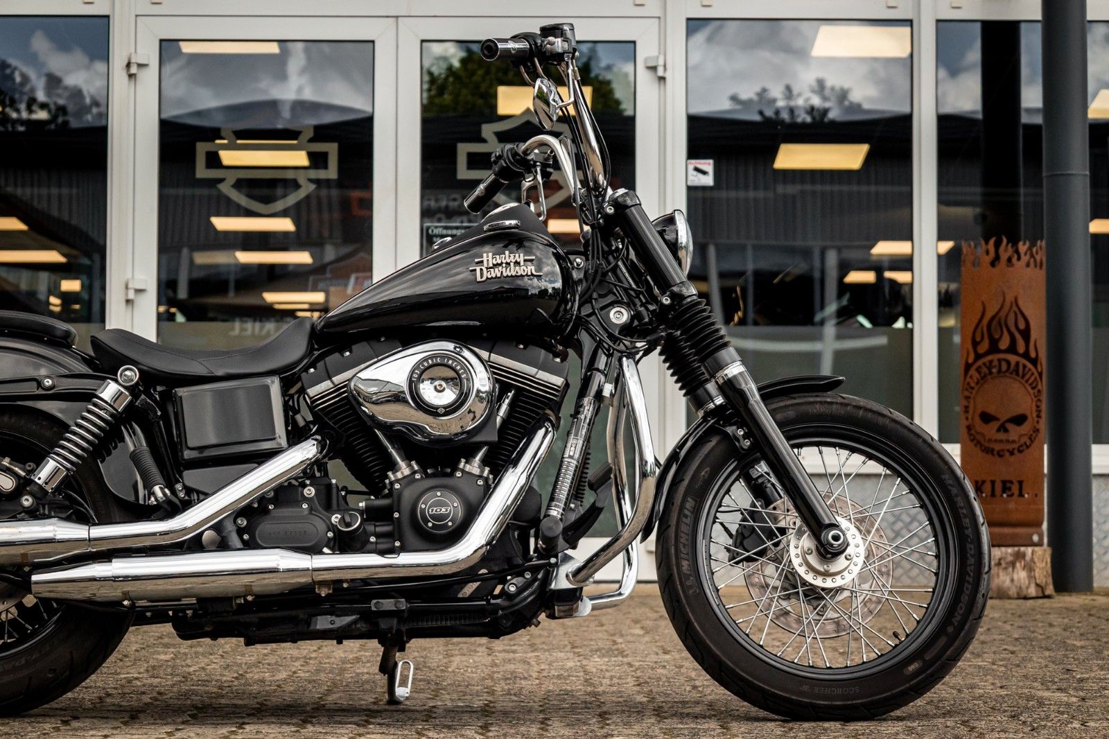Fahrzeugabbildung Harley-Davidson DYNA STREET BOB FXDB 103 - Vorverlegte Fußrasten