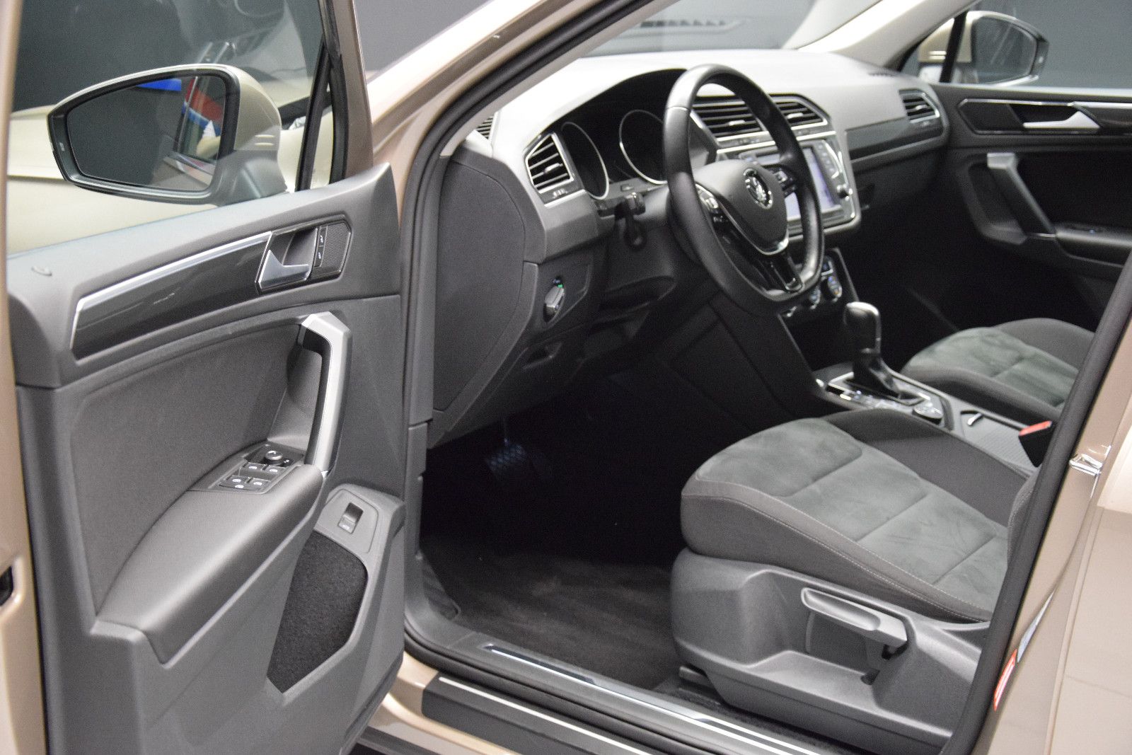 Fahrzeugabbildung Volkswagen Tiguan Highline 4Motion AHK el.Heckklappe ACC