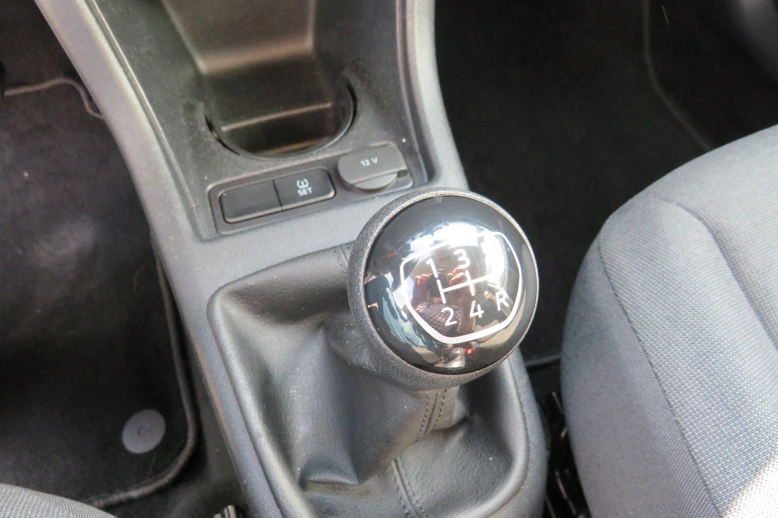 Fahrzeugabbildung Volkswagen up! 4 TÜREN KLIMA TELVOR DAB KAMERA PDC GRA 1.H