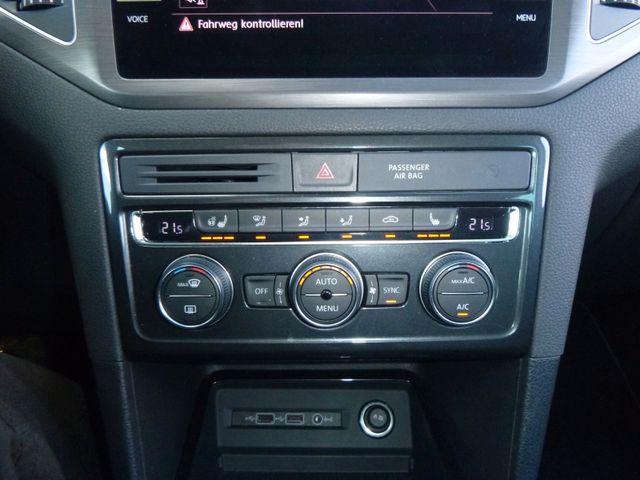 Fahrzeugabbildung Volkswagen Golf Sportsvan VII TSI >NAV/KAM/SHZ/PDC<