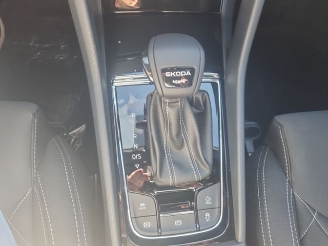 Fahrzeugabbildung SKODA Karoq 2.0 TSI DSG 4x4 Sportline NAVI AHK CLIMA