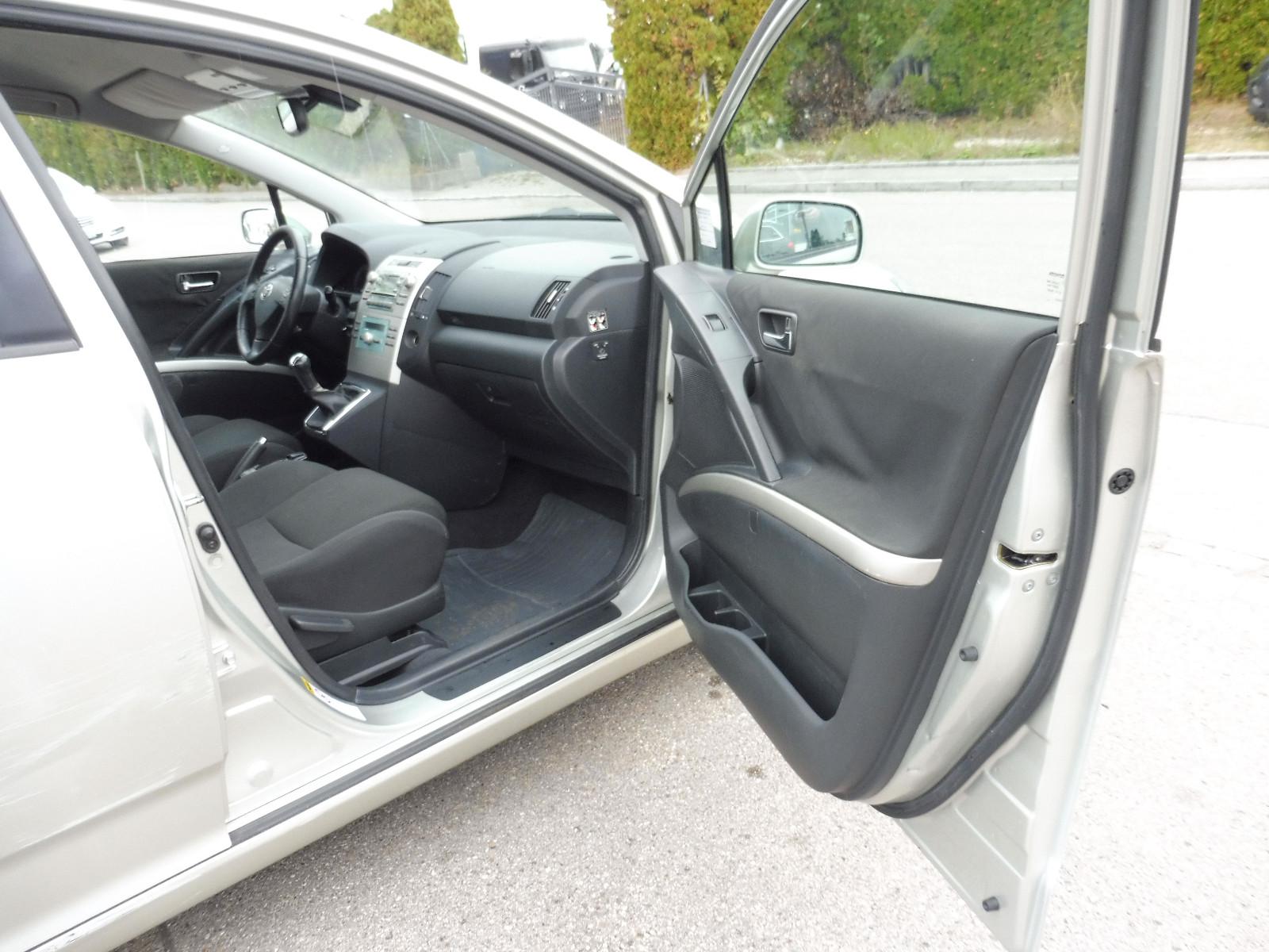 Toyota Corolla Verso 2004 — photo 11