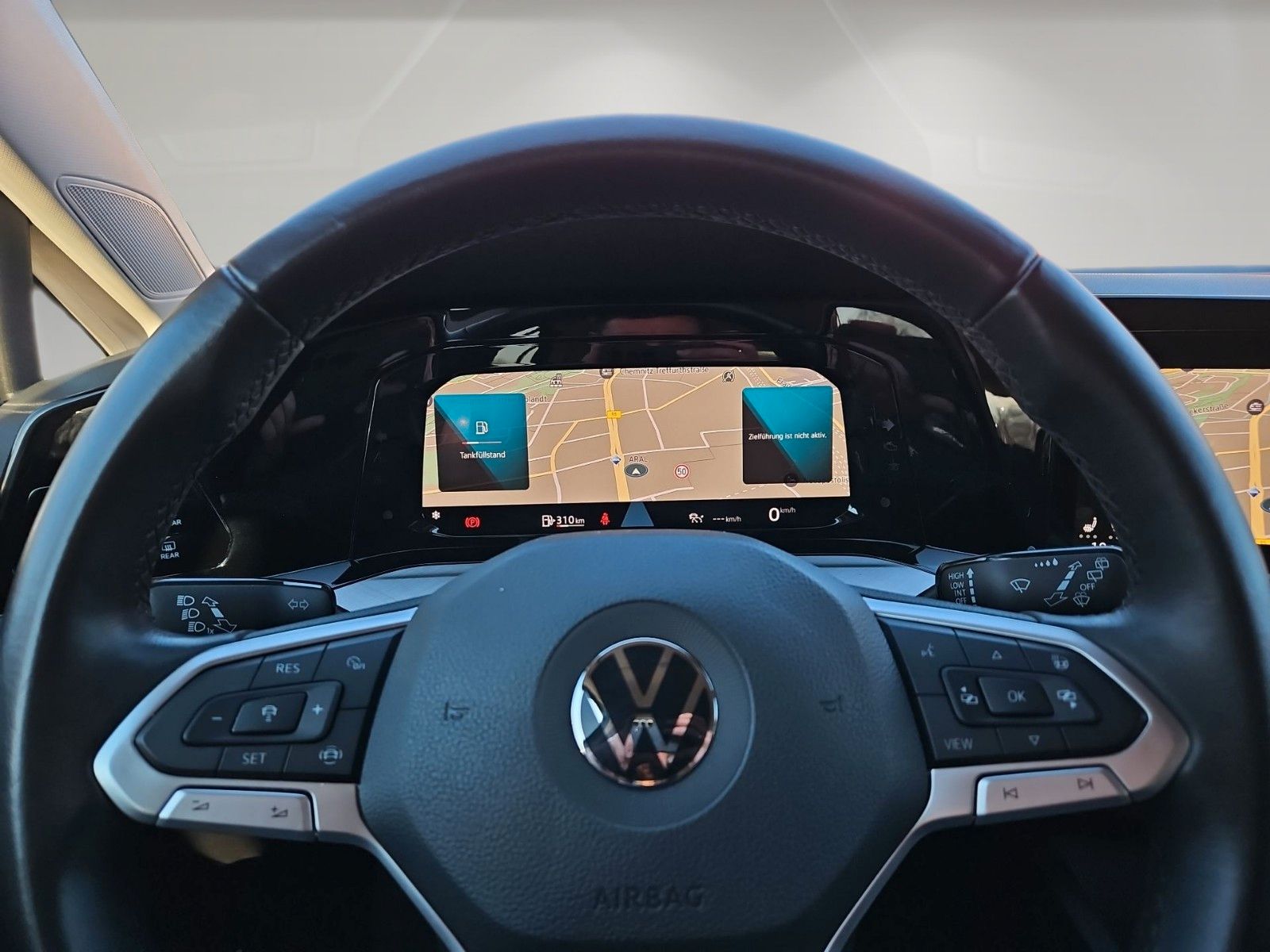 Fahrzeugabbildung Volkswagen Golf VIII 1.5 LIFE LED NAVI PDC Sitzheizung