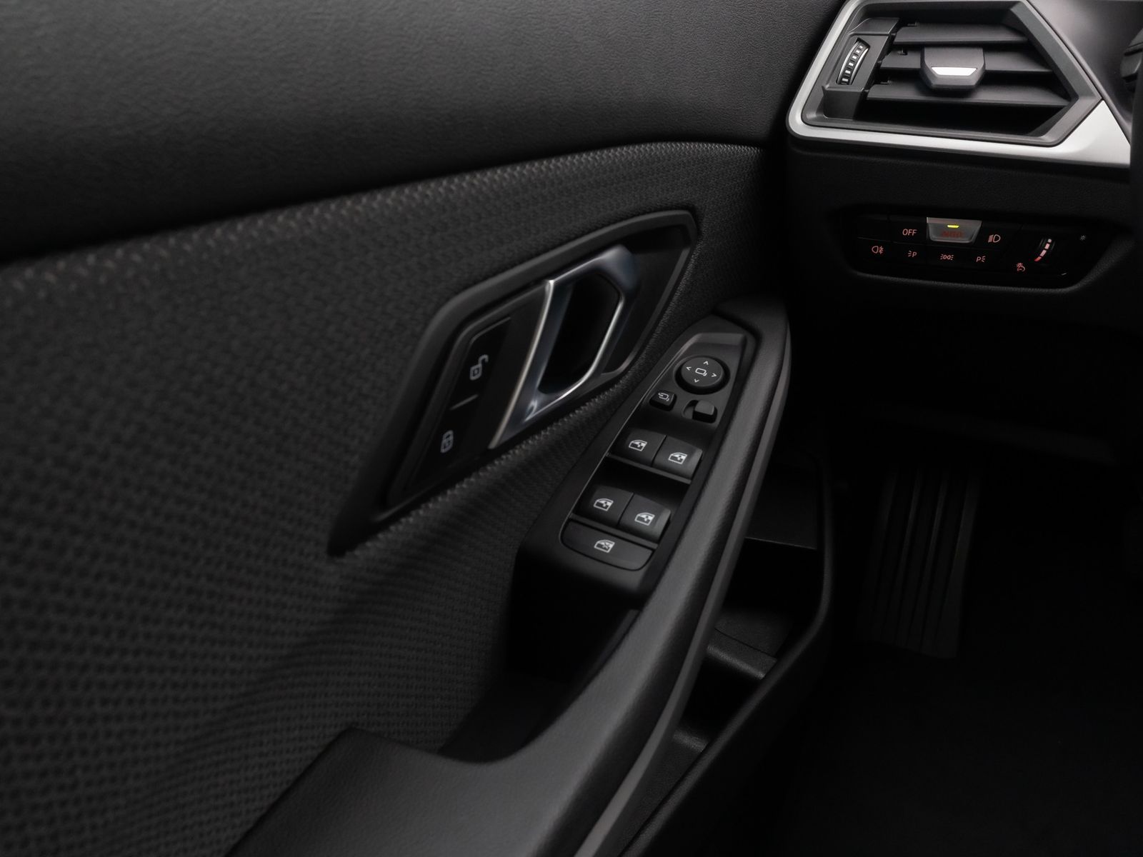 Fahrzeugabbildung BMW 318i DAB PDC Widscreen Geschwindigkeitsreg LED