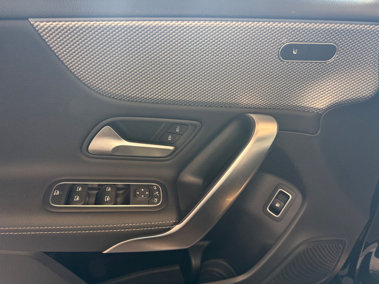 Fahrzeugabbildung Mercedes-Benz A 250 e Progressive DAB Licht- u. Sicht-Paket