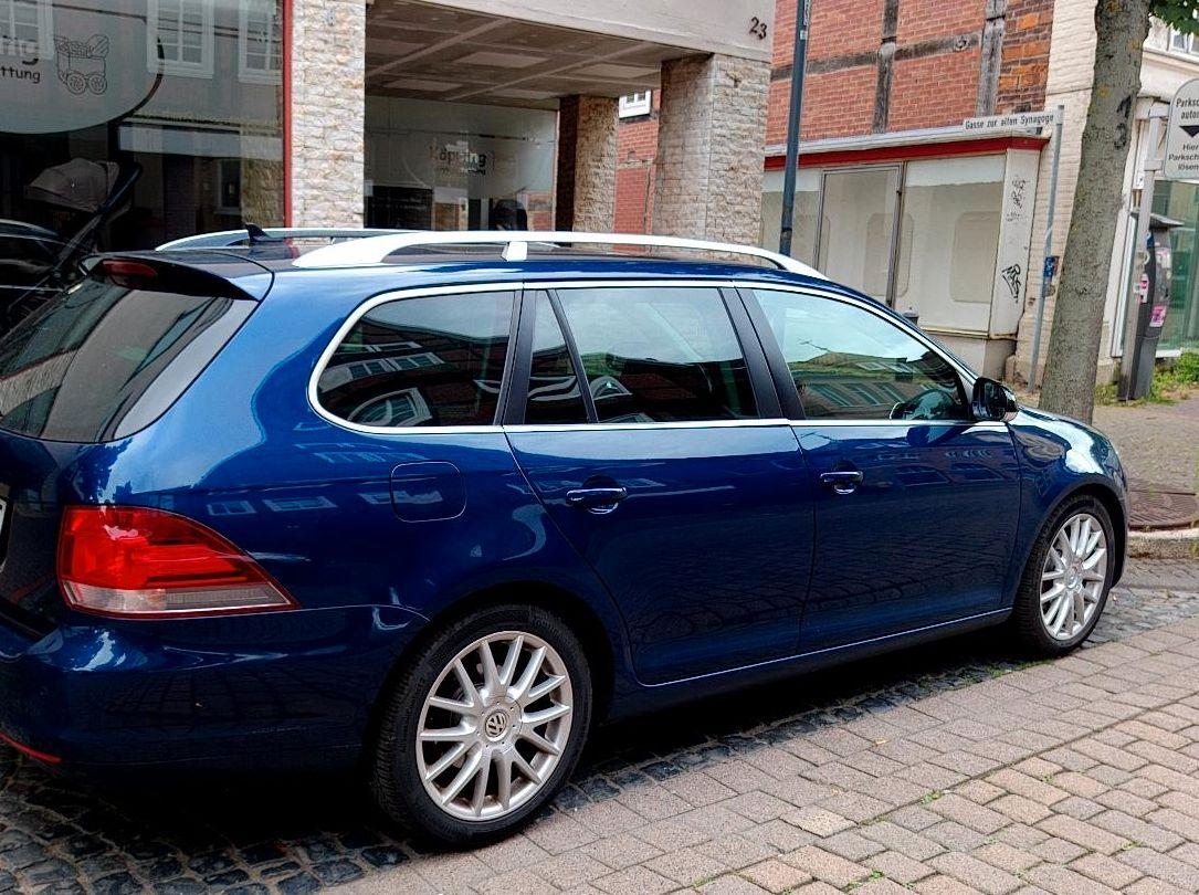 Volkswagen Golf 2012 — rear view