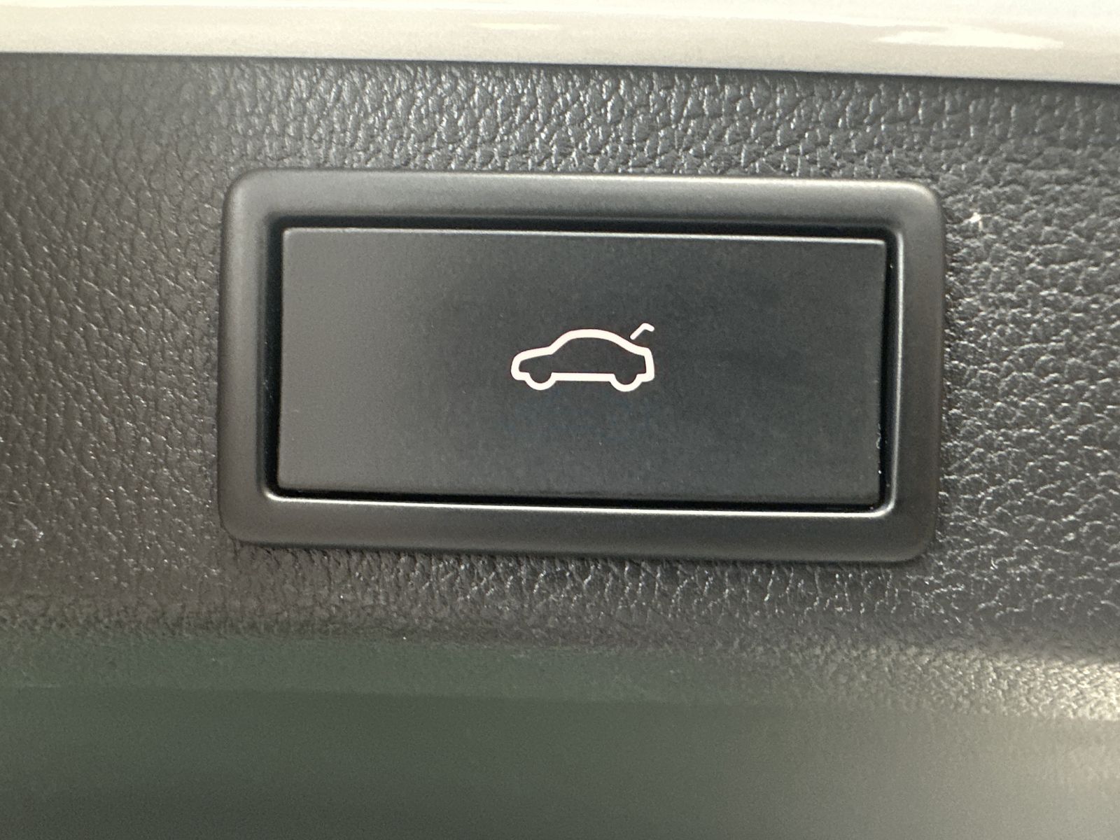 Fahrzeugabbildung SKODA Superb Combi L&K NAV+LED+360°+AHK+MEMORY+18ZO+VC