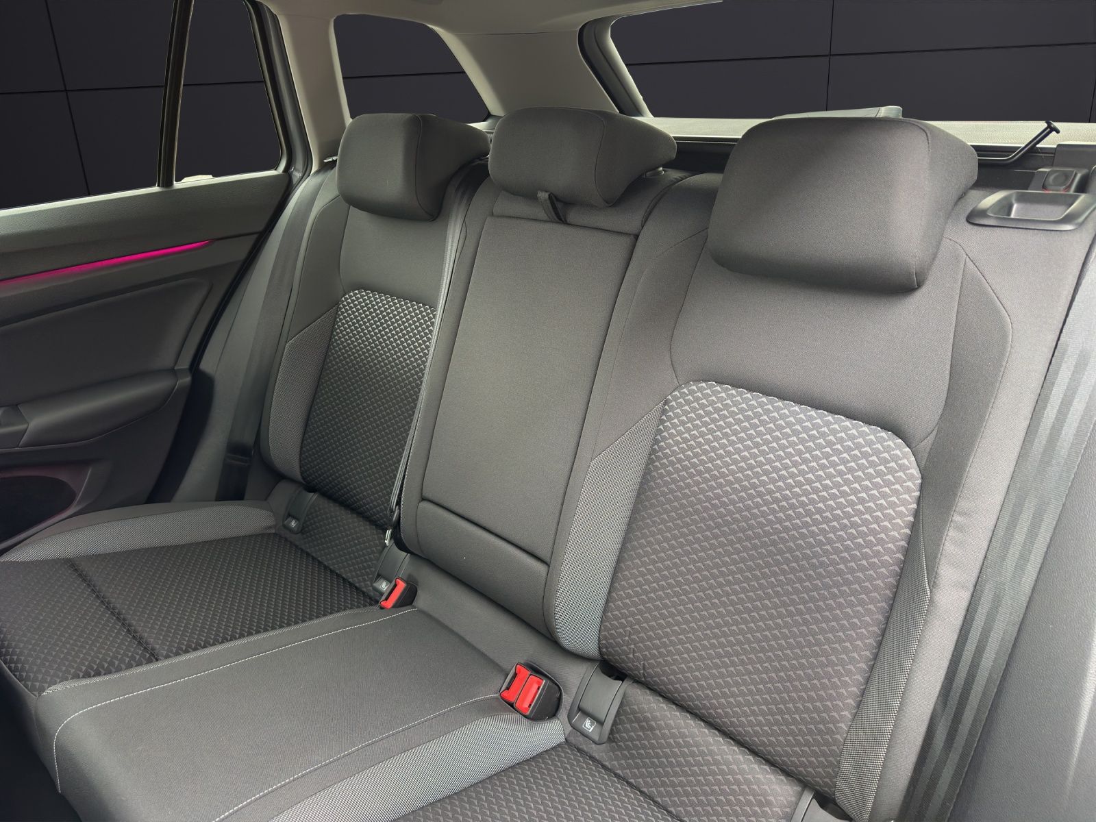 Fahrzeugabbildung Volkswagen Golf VIII Variant eTSI Active DSG NAVI AppConnec