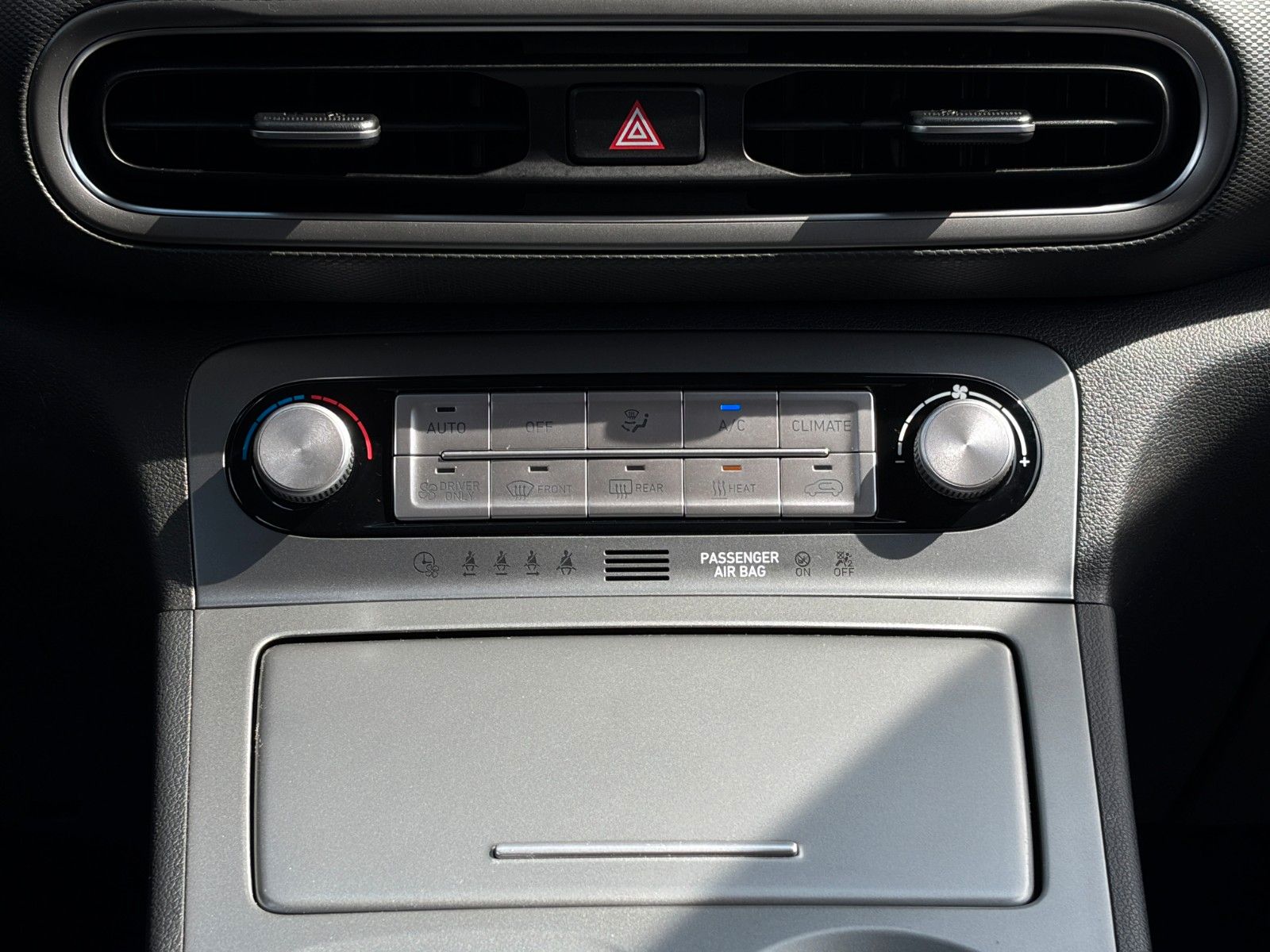 Fahrzeugabbildung Hyundai KONA E Select ACC PDC CAM SHZ LHZ LKA CarPlay