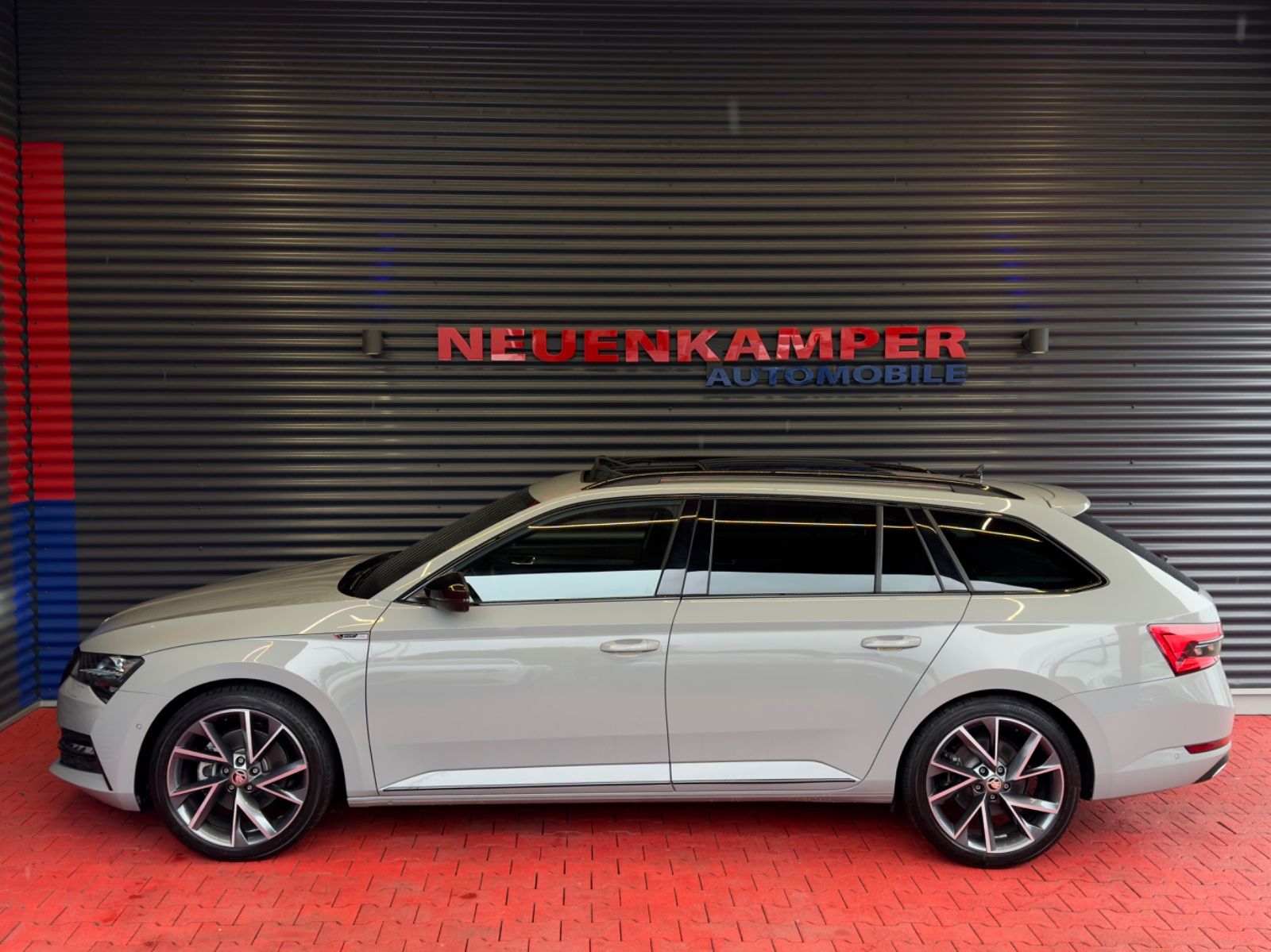 Fahrzeugabbildung SKODA Superb Combi Sportline 2.0 TSI DSG Pano ACC Memo