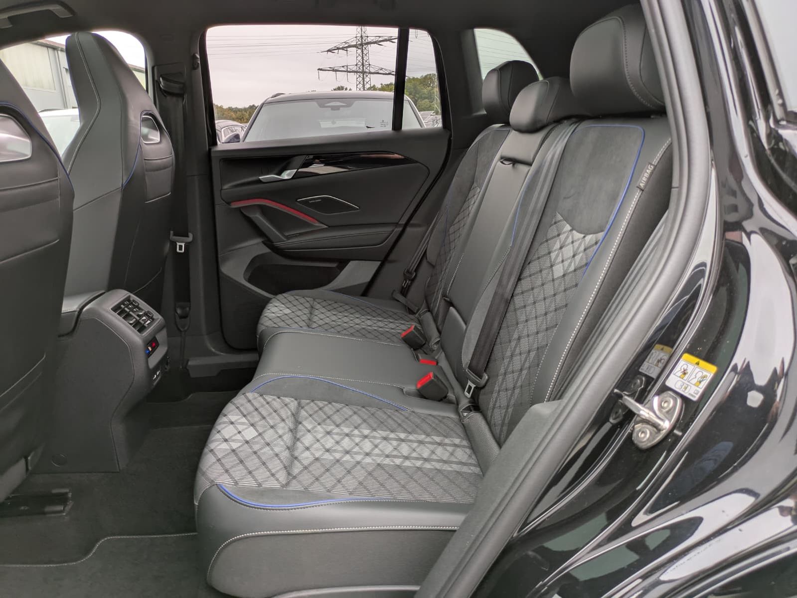 Fahrzeugabbildung Volkswagen Tiguan 2.0 TDI 4M R-Line PANO*H&K*AHK*MATRIX*20"