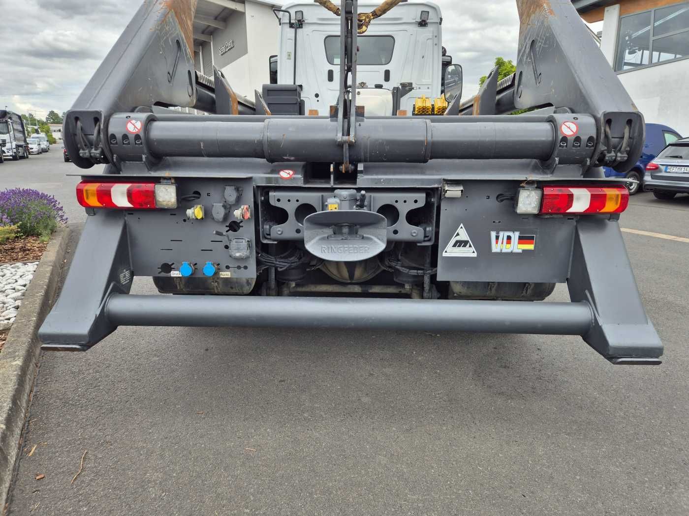 Fahrzeugabbildung Mercedes-Benz Arocs 2643 L 6x2/4 VDL AHK Funk Vorlaufachse
