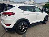 Hyundai Tucson 1,6 Passion / WR ( leichter Hagel ) - mit Benzin-Antrieb: mit Navigationssystem, Geländewagen
