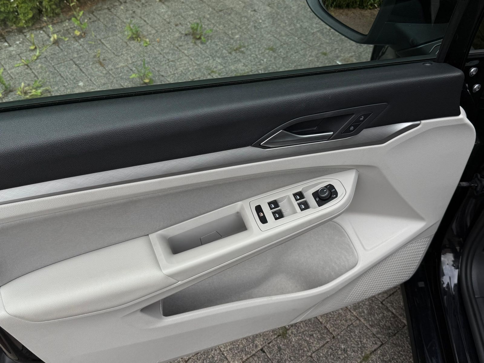 Fahrzeugabbildung Volkswagen Golf 2.0 TDI Life LED+NAVI+SHZ+AMBI+ACC+CARPLAY