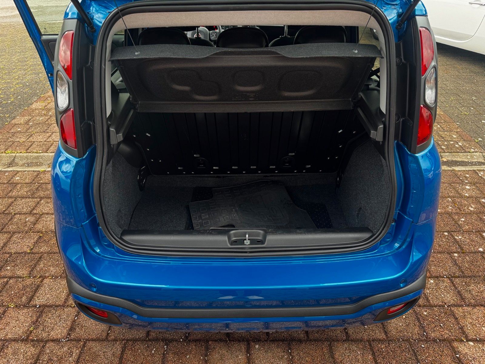 Fahrzeugabbildung Fiat Panda MY23 CROSS 1.0 GSE CARPLAY KLIMA