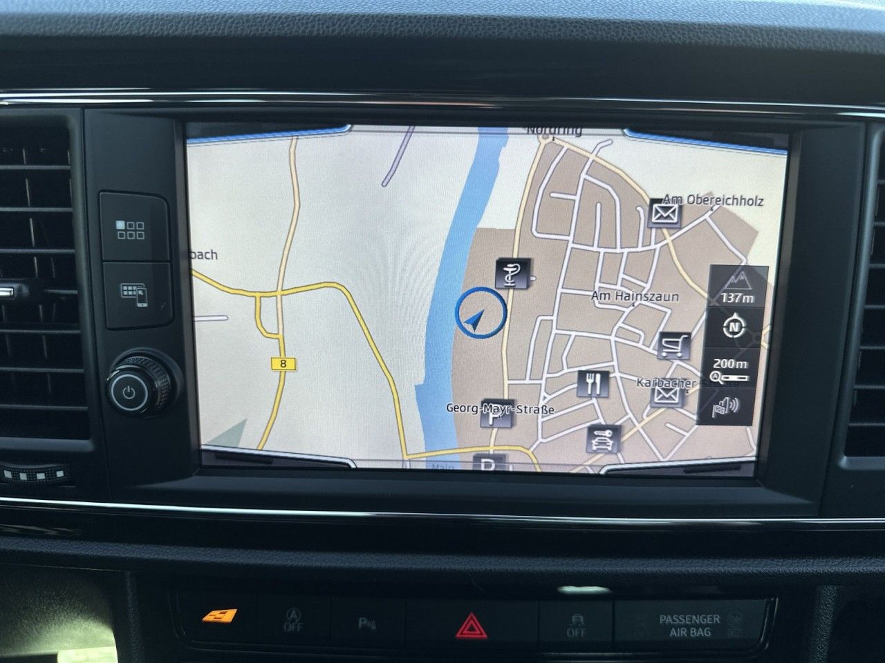 Fahrzeugabbildung SEAT Leon Cupra 2.0 TSI 213 kW (290 PS) 7-Gang-DSG - mit KI generiert/bearbeitet