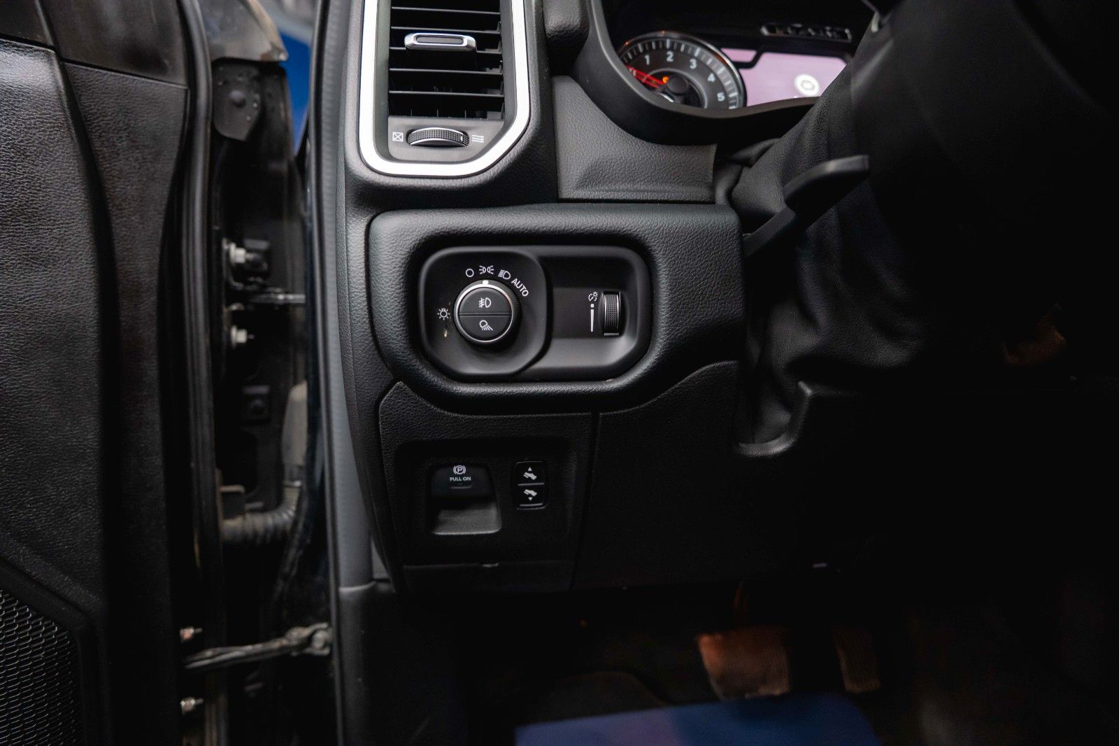 Fahrzeugabbildung Dodge RAM 5.7 V8 HEMI 4x4 OFFROAD Night-Paket Limited