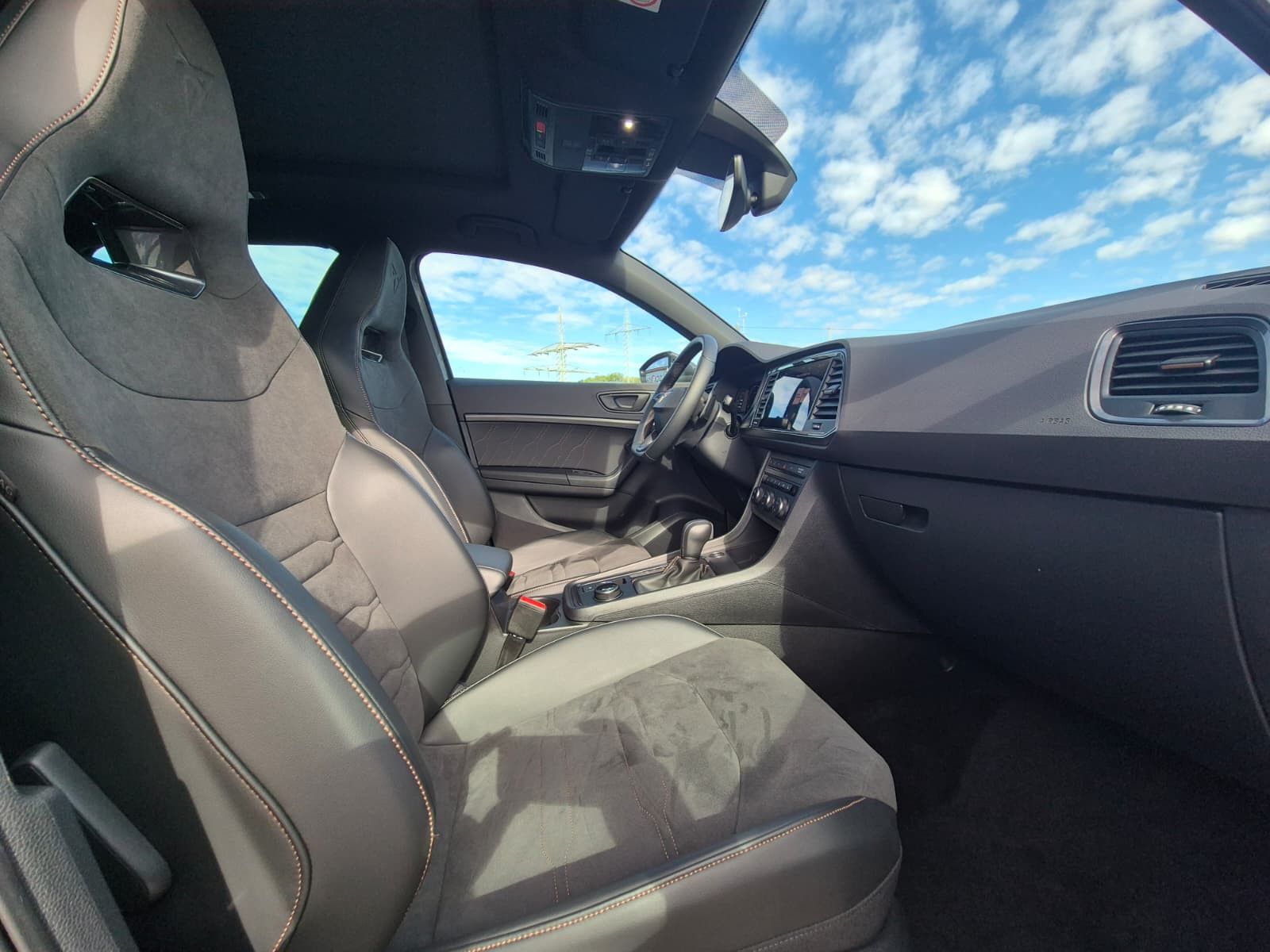 Fahrzeugabbildung CUPRA Ateca 1.5 TSI DSG PANO*DINAMICA*ACC*KAM*AHK*19"