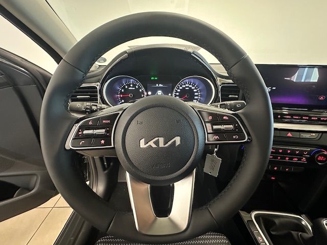 Fahrzeugabbildung Kia Ceed_sw Vision SHZ LED Navi Tempomat DAB PDC