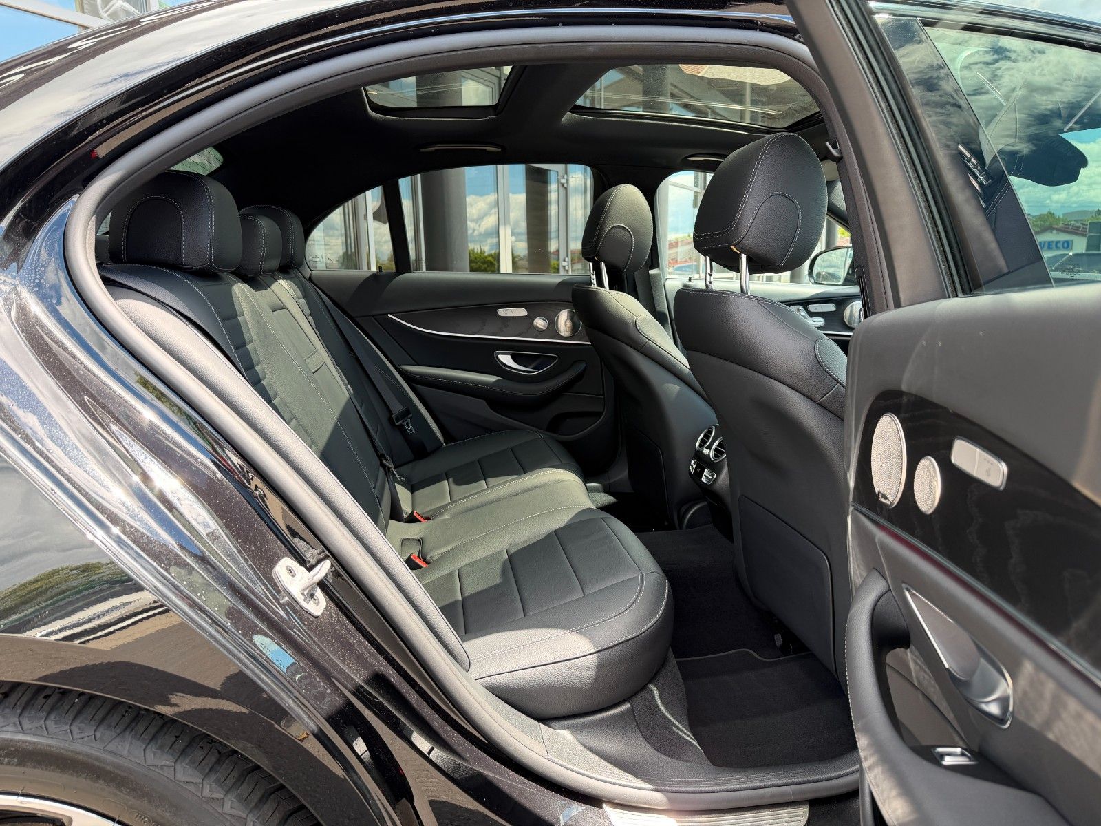 Fahrzeugabbildung Mercedes-Benz E 220 d Avantgarde Night+Burm+Pano+Memory+ILS