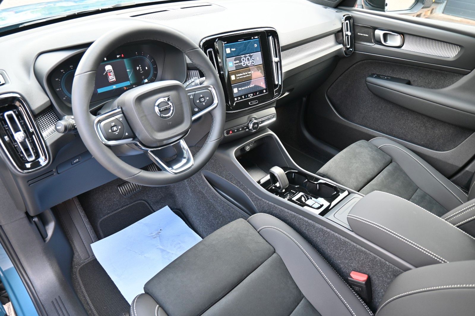 Fahrzeugabbildung Volvo XC40 B4 DKG Plus Dark*FSHZG*H&K*BLIS*ACC
