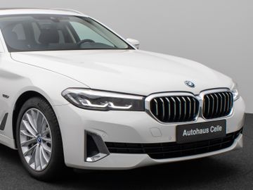 Fahrzeugabbildung BMW 530e Tour Luxury Line HiFi Pano AHK Kamera DAB