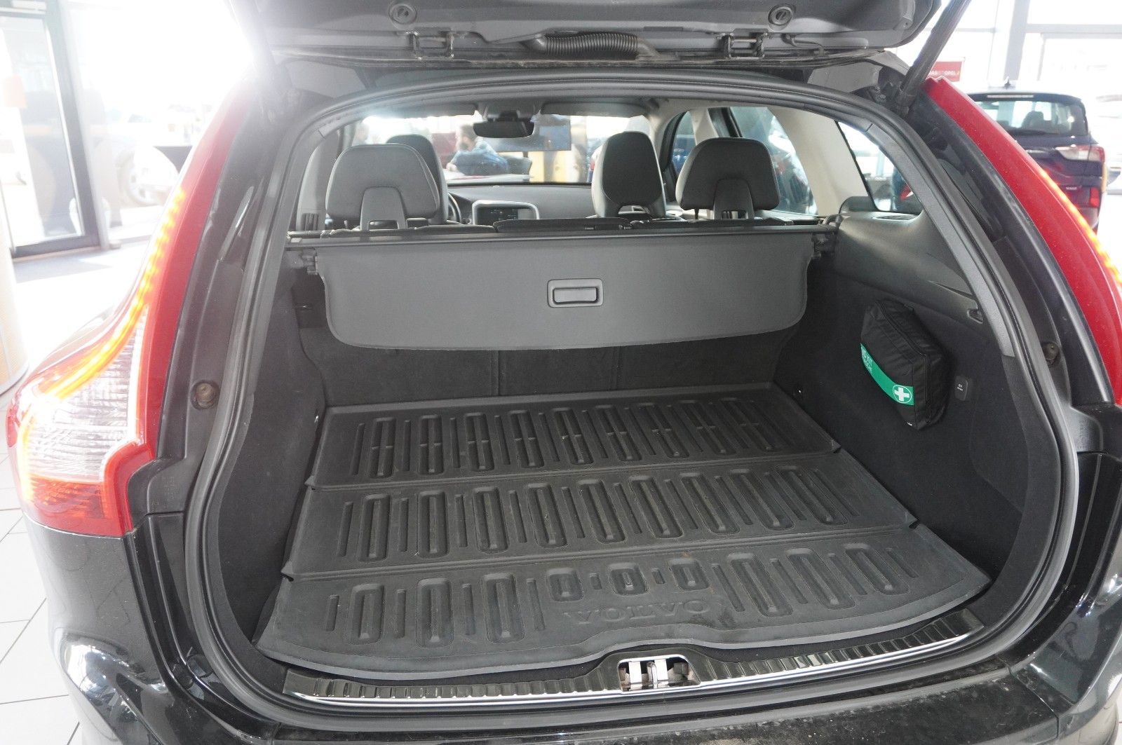 Fahrzeugabbildung Volvo XC 60 MOMENTUM 2WD NAVI/BI-XENON/SHZ/KAMERA/TEMP